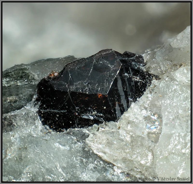 Fotografie minerálu Titanit z lokality Mirošov, Czech Republic