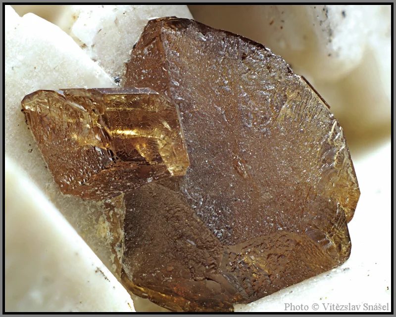 Fotografie minerálu Titanit z lokality Imilchil, Morocco