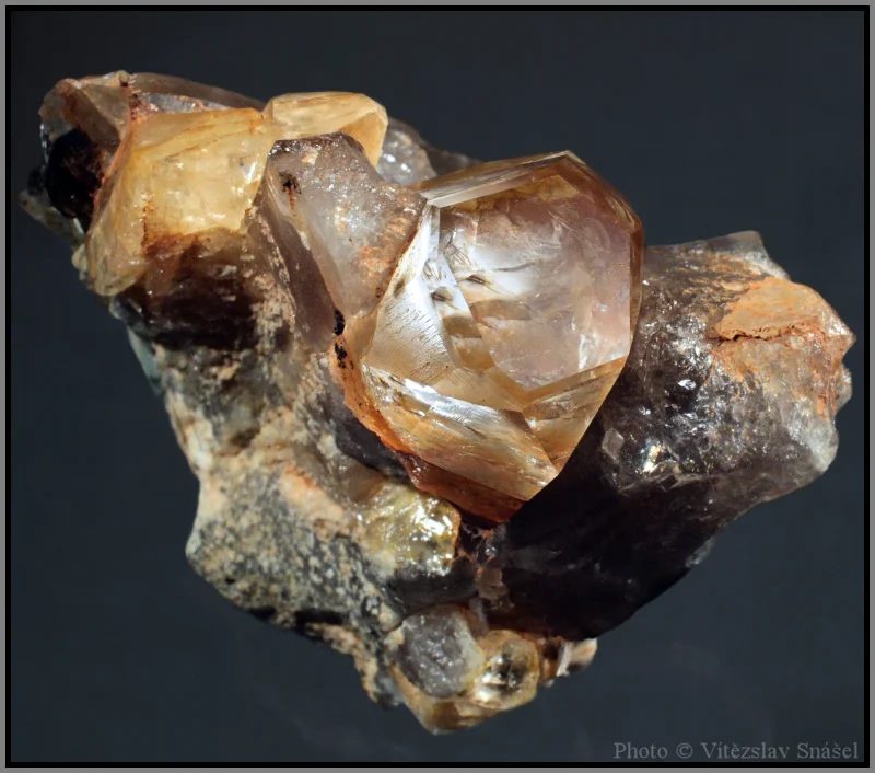 Fotografie minerálu Topaz z lokality Klein Spitzkopje, Namibia
