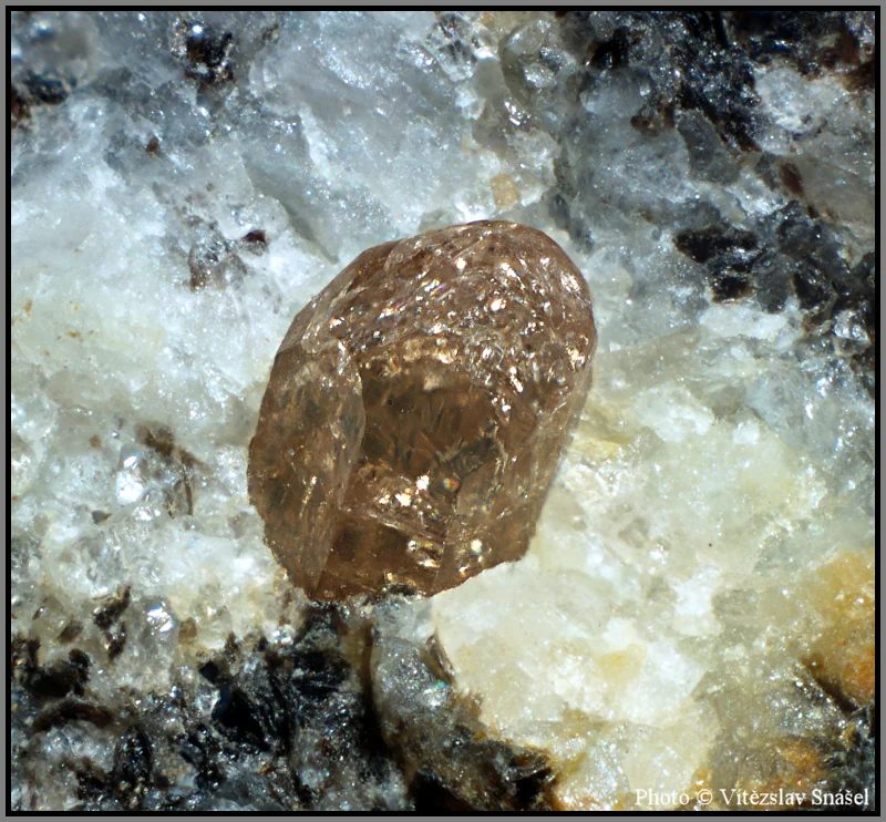 Fotografie minerálu Zirkon z lokality Plešovice, Czech Republic
