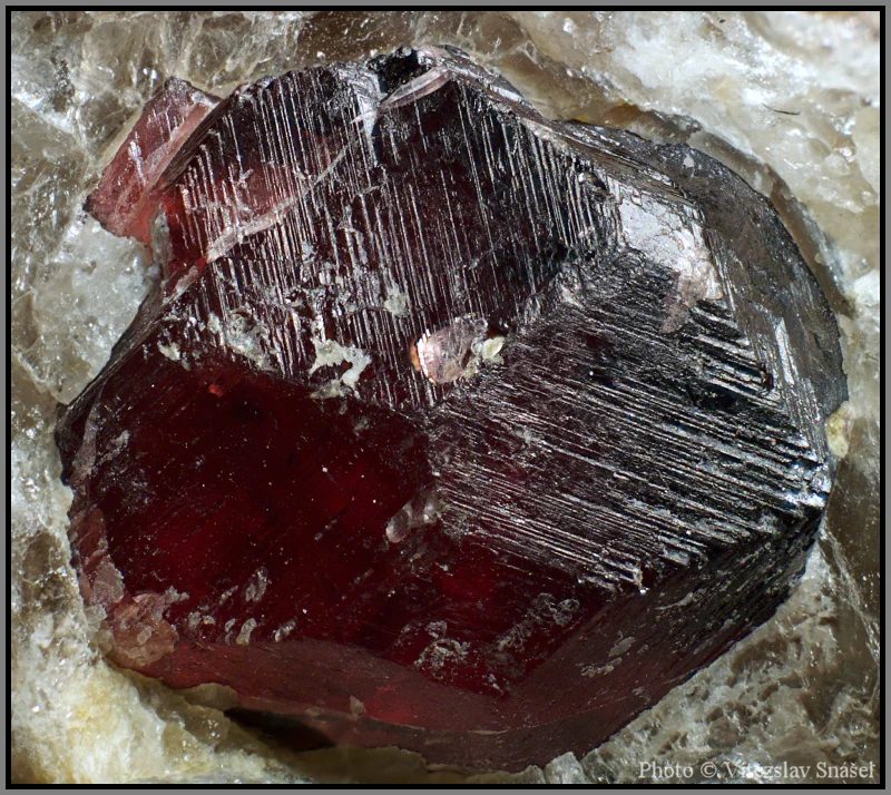 Fotografie minerálu Almandin z lokality Přibyslavice, Czech Republic