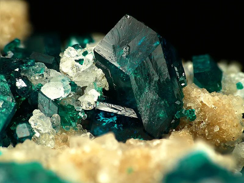 Fotografie minerálu Dioptas z lokality Tsumeb, Namibia