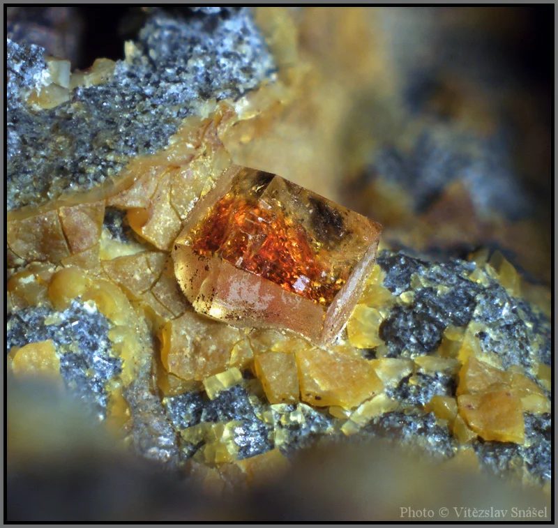Fotografie minerálu Paulingit-(Ca) z lokality Vinařice, Czech Republic
