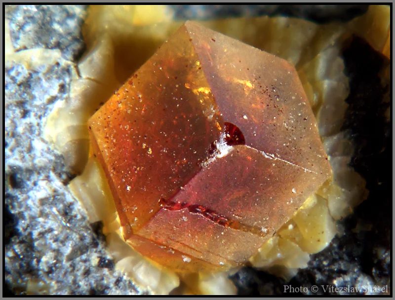 Fotografie minerálu Paulingit-(Ca) z lokality Vinařice, Czech Republic