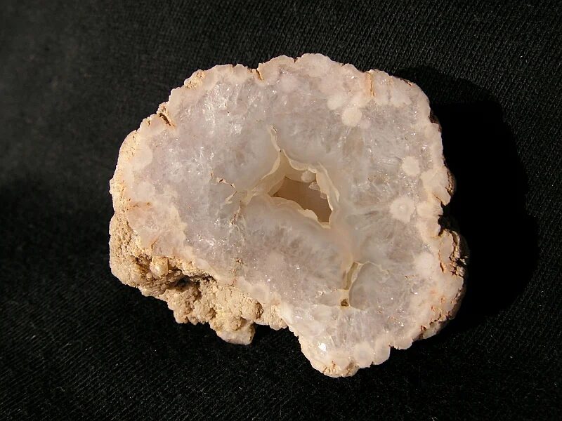 Fotografie minerálu Křemen (var. chalcedon) z lokality Habrůvka, NPR Habrůvecká bučina, Czech Republic