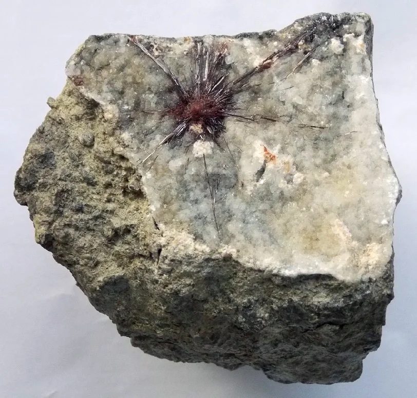 Fotografie minerálu Kermezit z lokality Pezinok, Slovakia