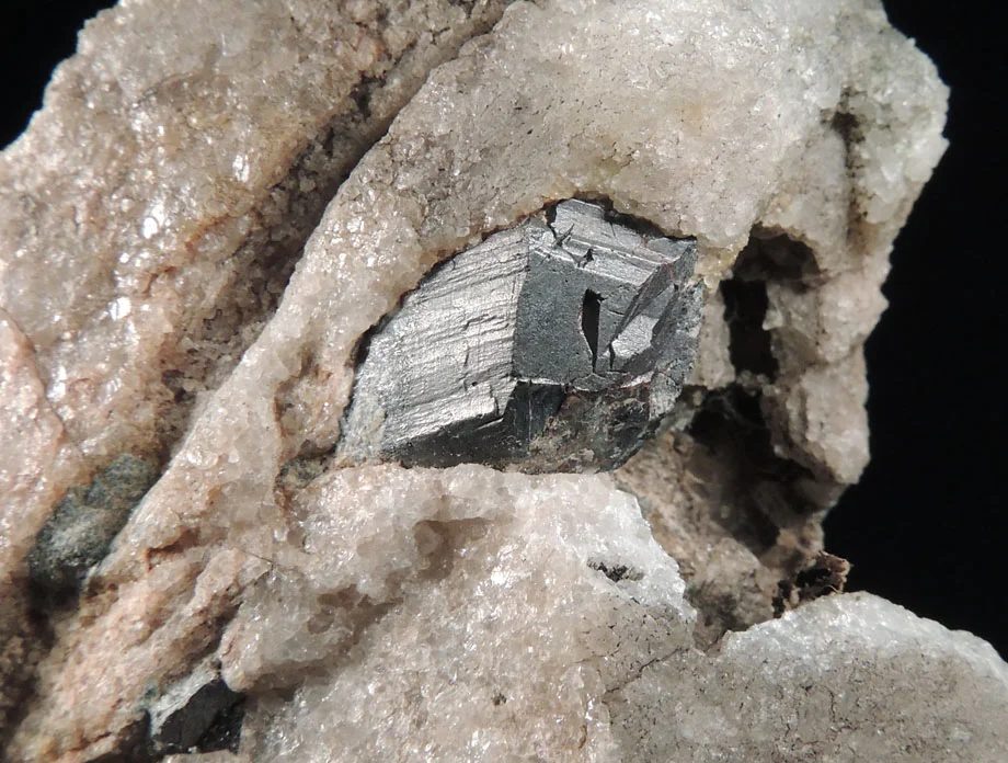 Fotografie minerálu Rutil z lokality Na Skalách, Klínovec, Krušné hory, Czech Republic