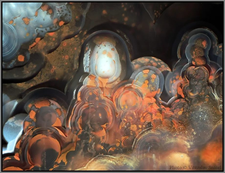 Fotografie minerálu Achát z lokality Doubravice, Czech Republic