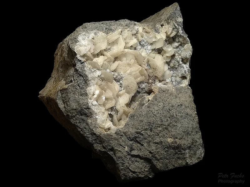 Fotografie minerálů Analcim, Kalcit z lokality Těchlovice, Czech Republic