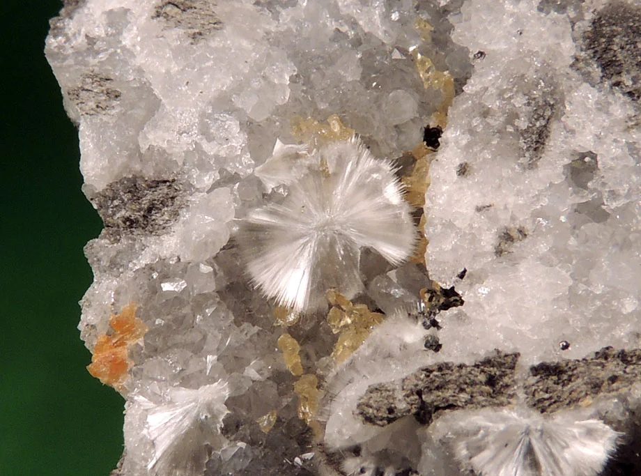 Fotografie minerálu Dawsonit z lokality Slaný, Czech Republic