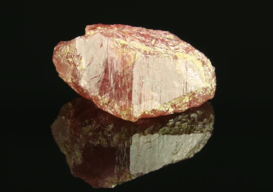 Fotografie minerálu Elbait (var. rubelit) z lokality Pikárec, Czech Republic