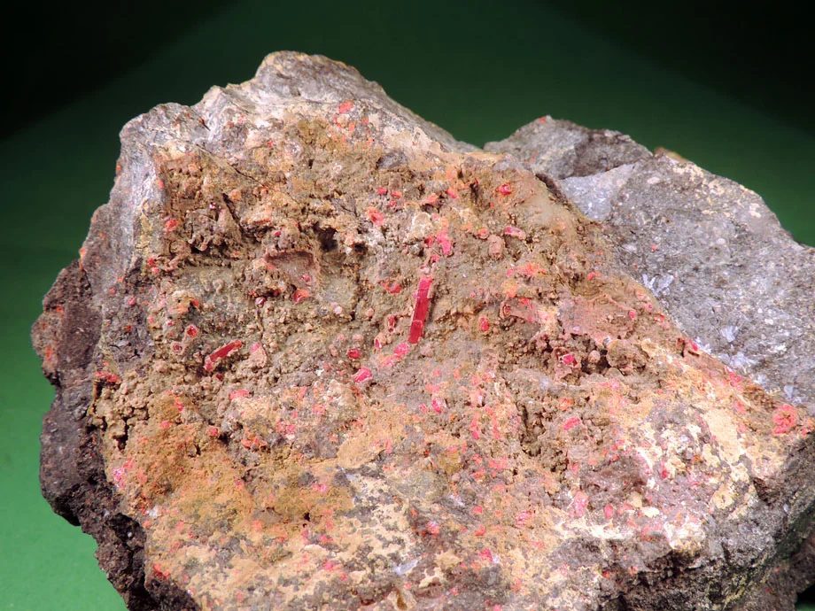Fotografie minerálu Realgar z lokality Dubník, Slovakia