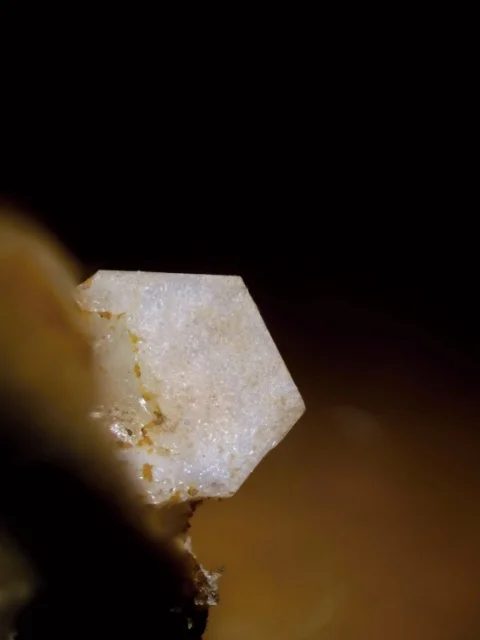 Fotografie minerálu Tridymit z lokality Handlová, Slovakia