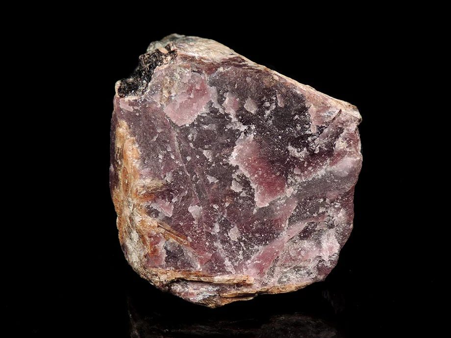 Fotografie minerálu Ussingit z lokality pegmatit Škatulka, Umbozero, Lovozerský masiv, Kola, Russia