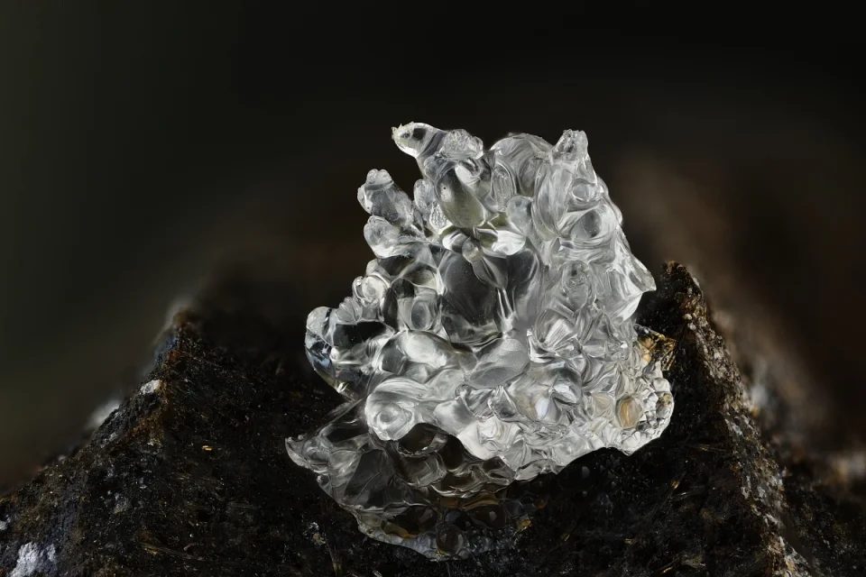 Fotografie minerálu Opál (var. hyalit) z lokality Caux, France