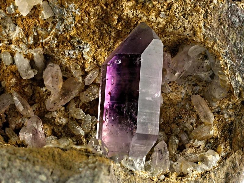 Fotografie minerálu Křemen (var. ametyst) z lokality Goboboseb, Namibia