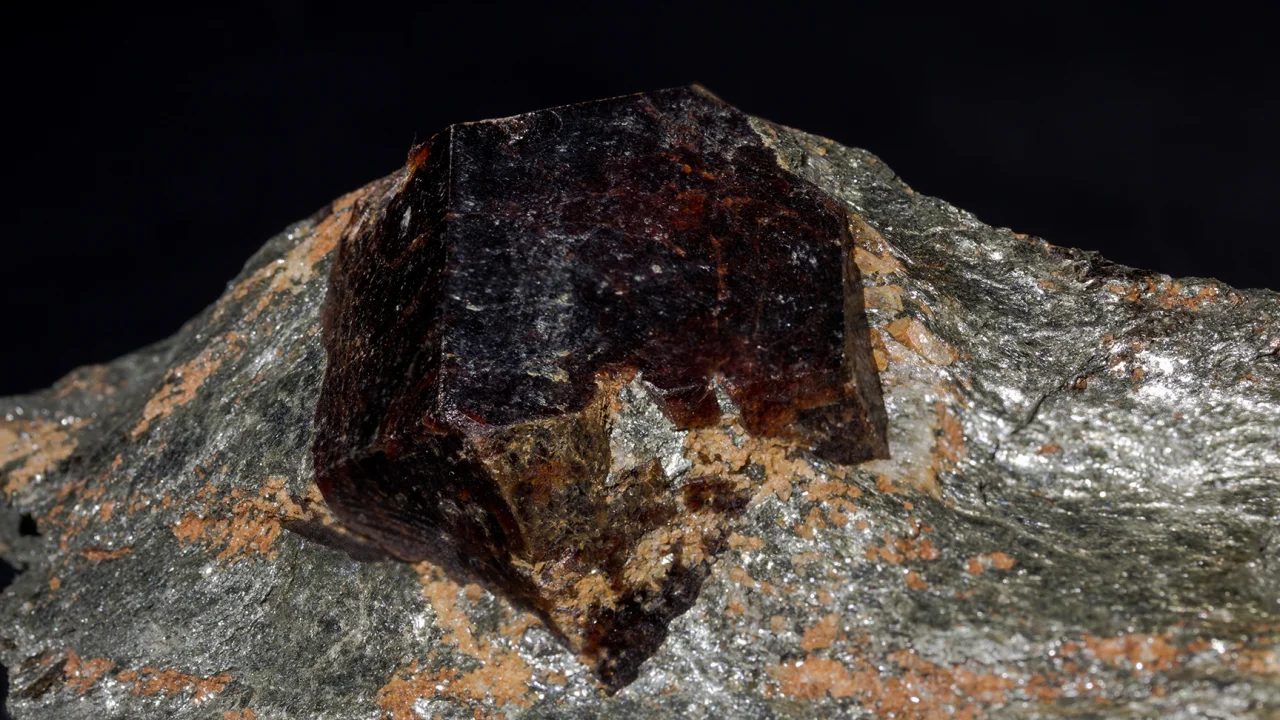 Fotografie minerálu Almandin z lokality Granatenkogel, Austria