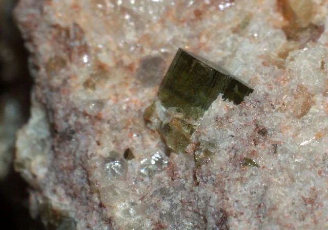Fotografie minerálu Elbait (var. verdelit) z lokality Rožná, Hradisko, Czech Republic