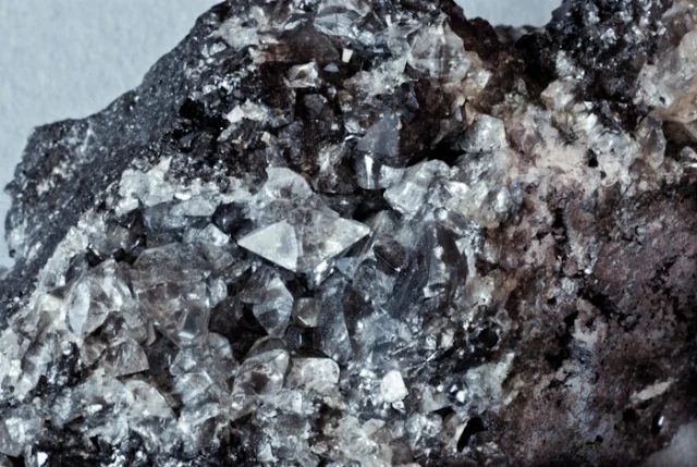 Fotografie minerálu Anglezit z lokality Tsumeb, Namibia