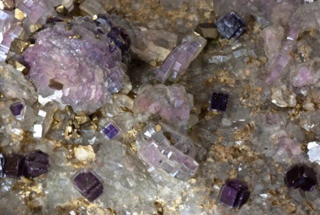 Fotografie minerálů Apatit, Fluorit z lokality Schnödův peň, Krásno, Czech Republic
