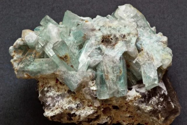 Fotografie minerálu Beryl (var. akvamarín) z lokality Hohenstein, Erongo, Namibia