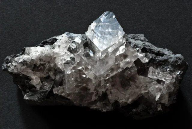 Fotografie minerálu Ceruzit z lokality Tsumeb, Namibia