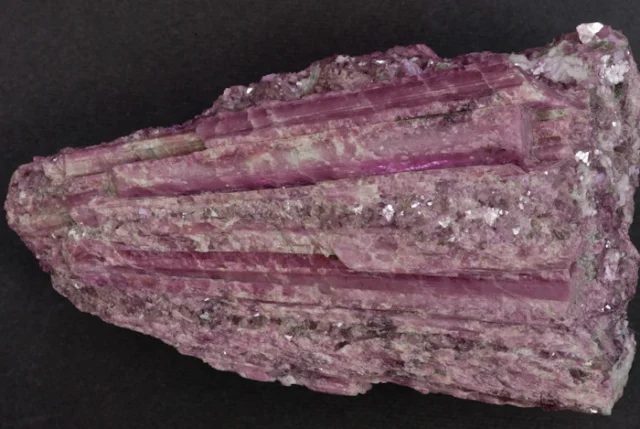 Fotografie minerálu Elbait (var. rubelit) z lokality Rubikon, Karibib, Namibia
