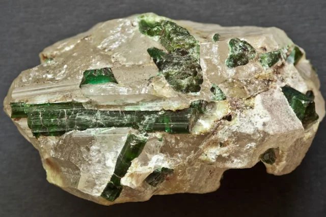 Fotografie minerálu Elbait (var. verdelit) z lokality Usakos, Peters Mine, Namibia