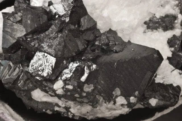 Fotografie minerálu Hausmannit z lokality Hotazel, South Africa