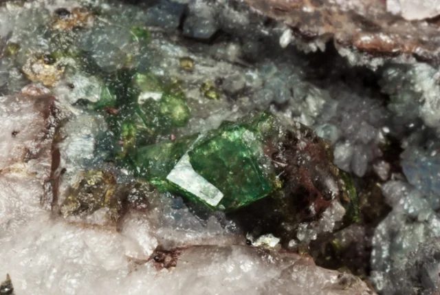 Fotografie minerálu Farmakosiderit z lokality Hubský peň, Krásno, Czech Republic