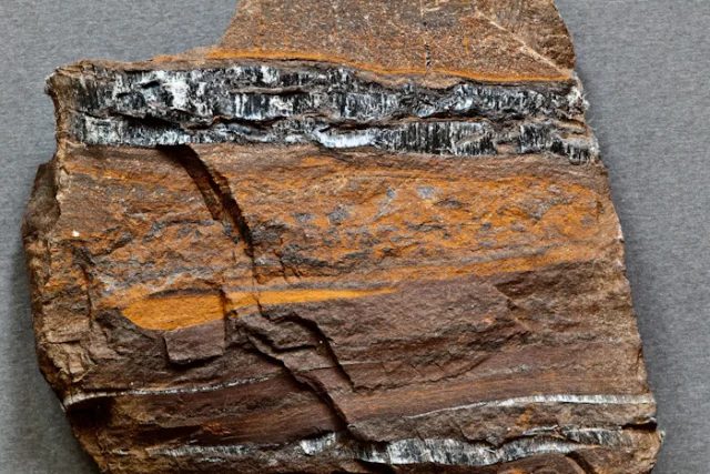 Fotografie minerálu Riebeckit z lokality Kuruman, South Africa