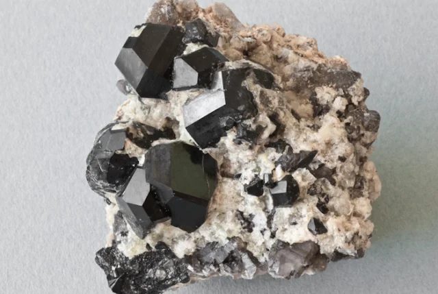 Fotografie minerálu Skoryl z lokality Erongo, Namibia