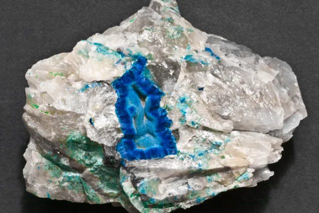 Fotografie minerálu Shattuckit z lokality Kandesei, Kaokoveld, Namibia