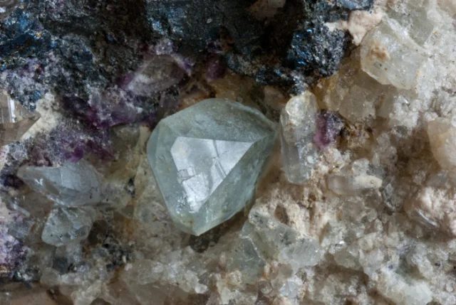 Fotografie minerálu Topaz z lokality Hubský peň, Krásno, Czech Republic