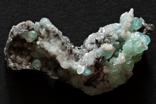 Fotografie minerálu Willemit z lokality Tsumeb, Namibia