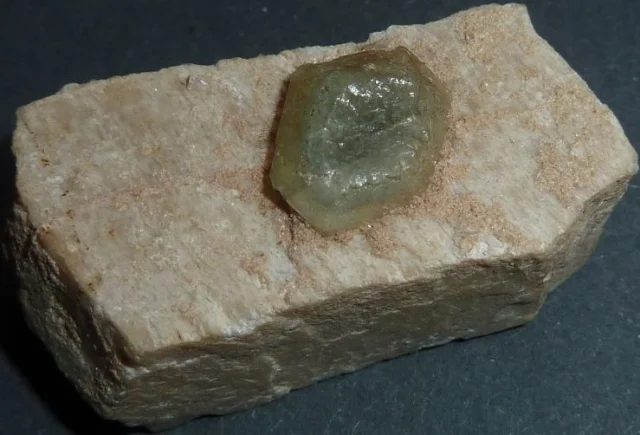 Fotografie minerálu Apatit z lokality Dolní Bory, Czech Republic