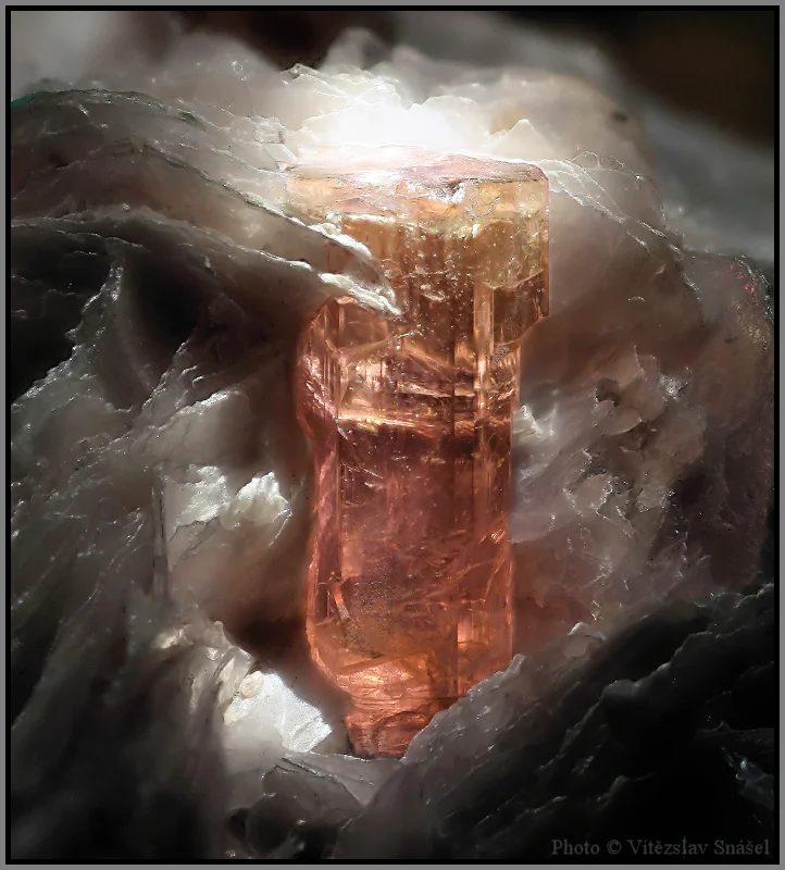 Fotografie minerálu Elbait (var. rubelit) z lokality Malkhan, Russia