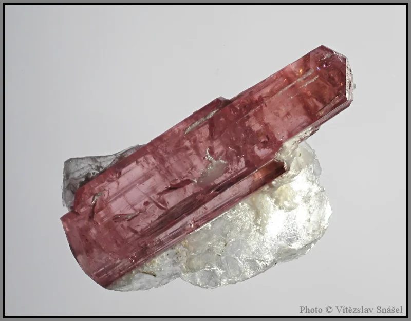 Fotografie minerálu Elbait (var. rubelit) z lokality Malkhan, Russia