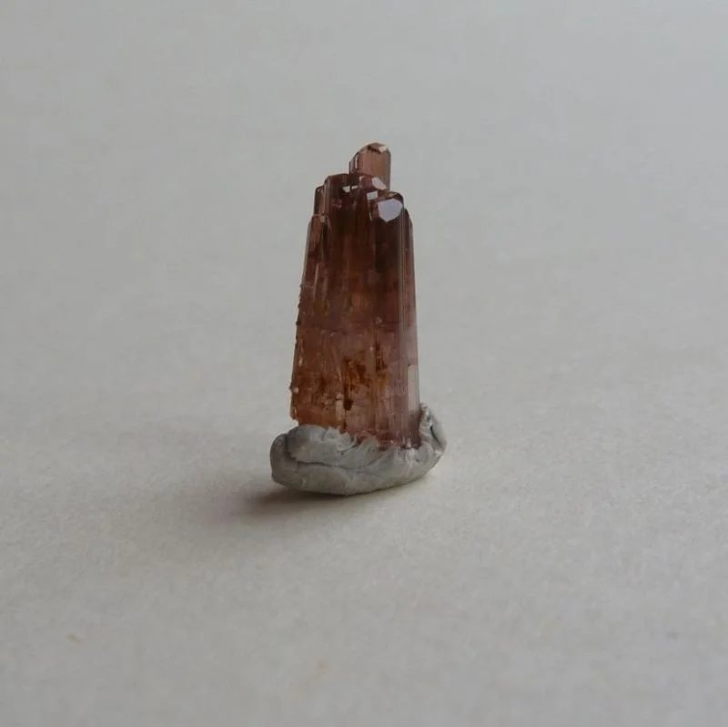 Fotografie minerálu Elbait (var. rubelit) z lokality Laštovičky, Czech Republic