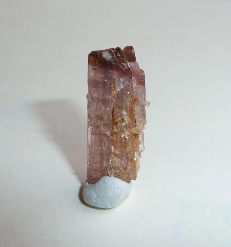 Fotografie minerálu Elbait (var. rubelit) z lokality Laštovičky, Czech Republic