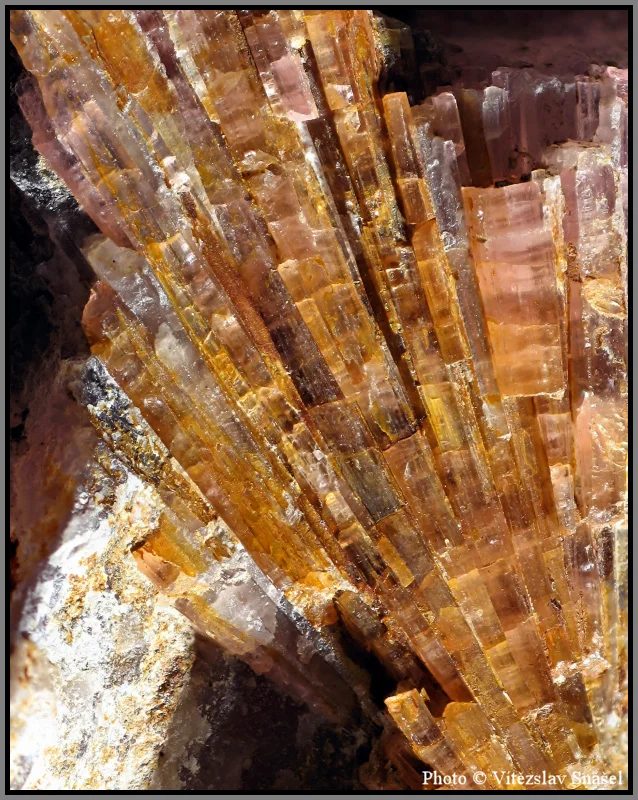 Fotografie minerálu Elbait (var. rubelit) z lokality Dobrá Voda, Czech Republic