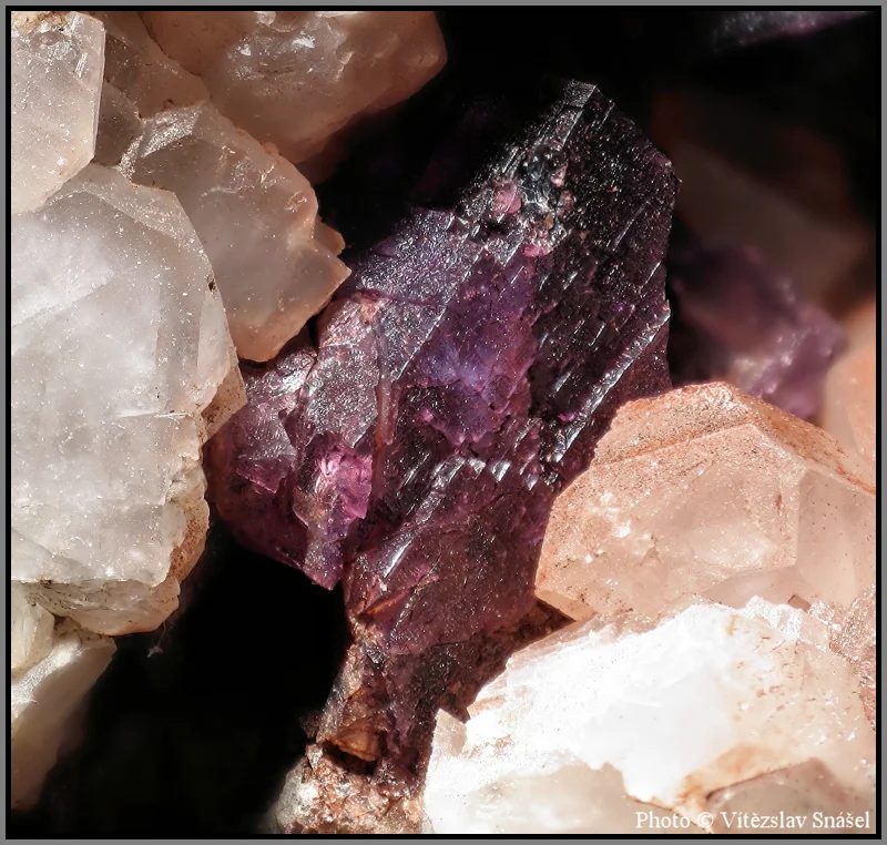 Fotografie minerálu Fluorit z lokality Šonov u Broumova, Czech Republic