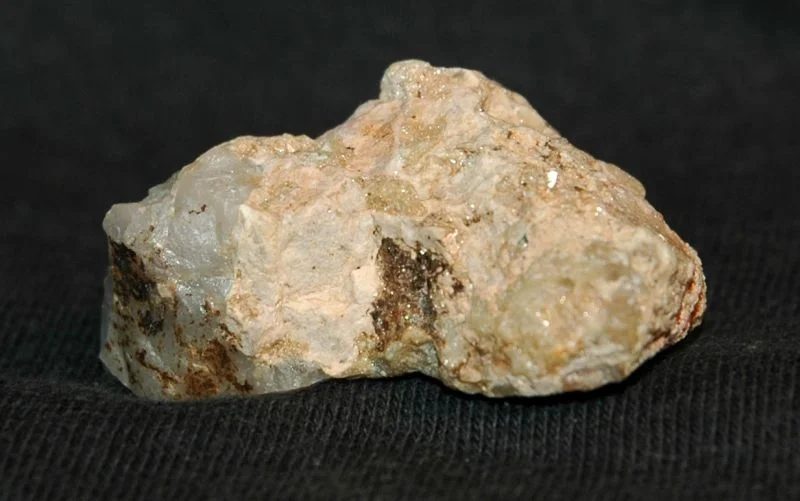 Fotografie minerálu Hydroxylherderit z lokality Rožná, Borovina, Czech Republic