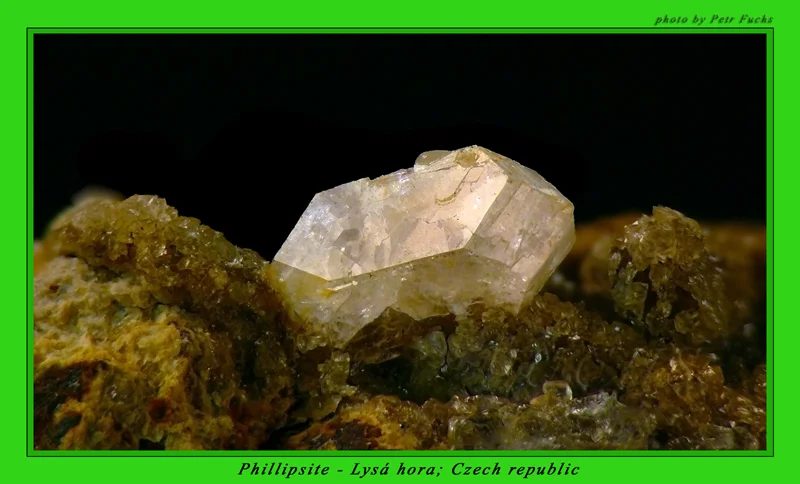 Fotografie minerálu Phillipsit-(Ca) z lokality Lysá hora, Bělá pod Bezdězem, Czech Republic