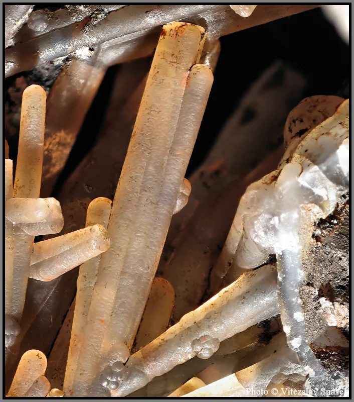 Fotografie minerálu Křemen (var. chalcedon) z lokality Železnice, Czech Republic