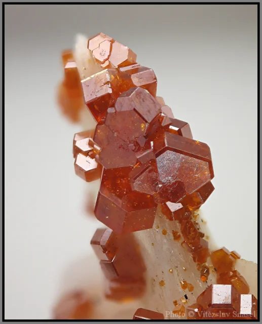 Fotografie minerálu Vanadinit z lokality Mibladen, Morocco