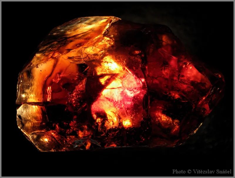 Fotografie minerálu Zirkon z lokality Shavaryn Tsaram, Mongolia