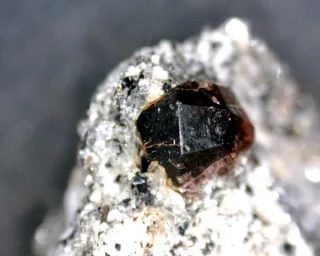 Fotografie minerálu Almandin z lokality Zlatý Chlum u Jeseníku, Czech Republic