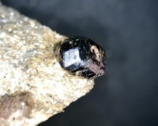 Fotografie minerálu Almandin z lokality Zlatý Chlum u Jeseníku, Czech Republic