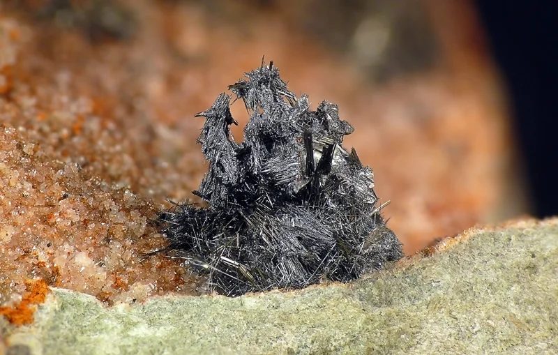 Fotografie minerálů Bizmut, Bizmutinit z lokality Krupka, štola Barbora, Czech Republic